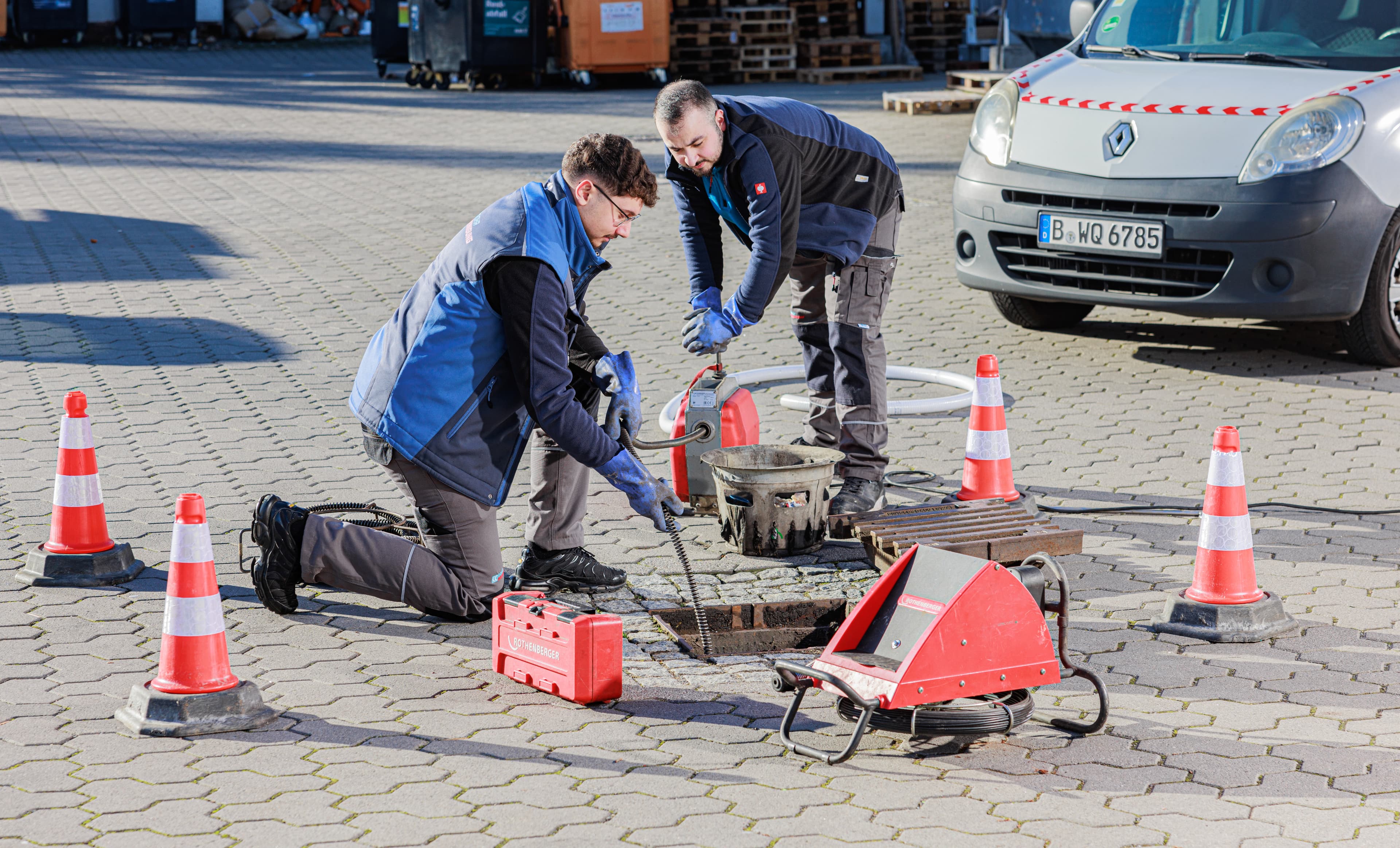 Techniker bei akutem Rohrnotdienst-Einsatz